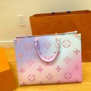 BRAND NEW, never used Louis Vuitton On The Go GM Sunrise collection Summer 2022
